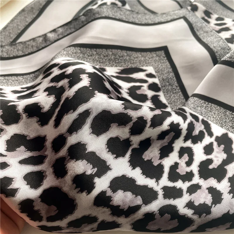 Modischer 70 * 70 cm Schal mit Leopardenmuster für Damen, Frühling/Sommer, weiche Satinränder, quadratisches Bandana, Sonnenschutzschals – Detail 7