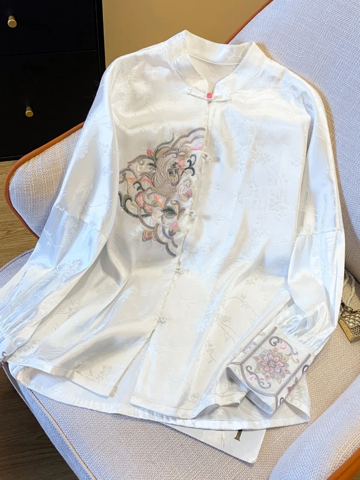 

New Chinese Sle Embroidered Satin Women's irt Spring New Arrival White Base Top Trendy T to Wear with Skirts