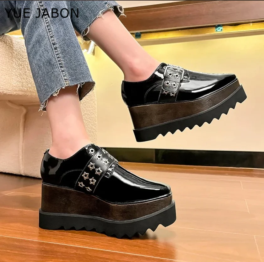 Chaussures à plateforme noires à rivets et étoiles pour femmes, chaussures de planche décontractées, sangle à boucle, mode rétro, tendance, automne, nouveau, 600