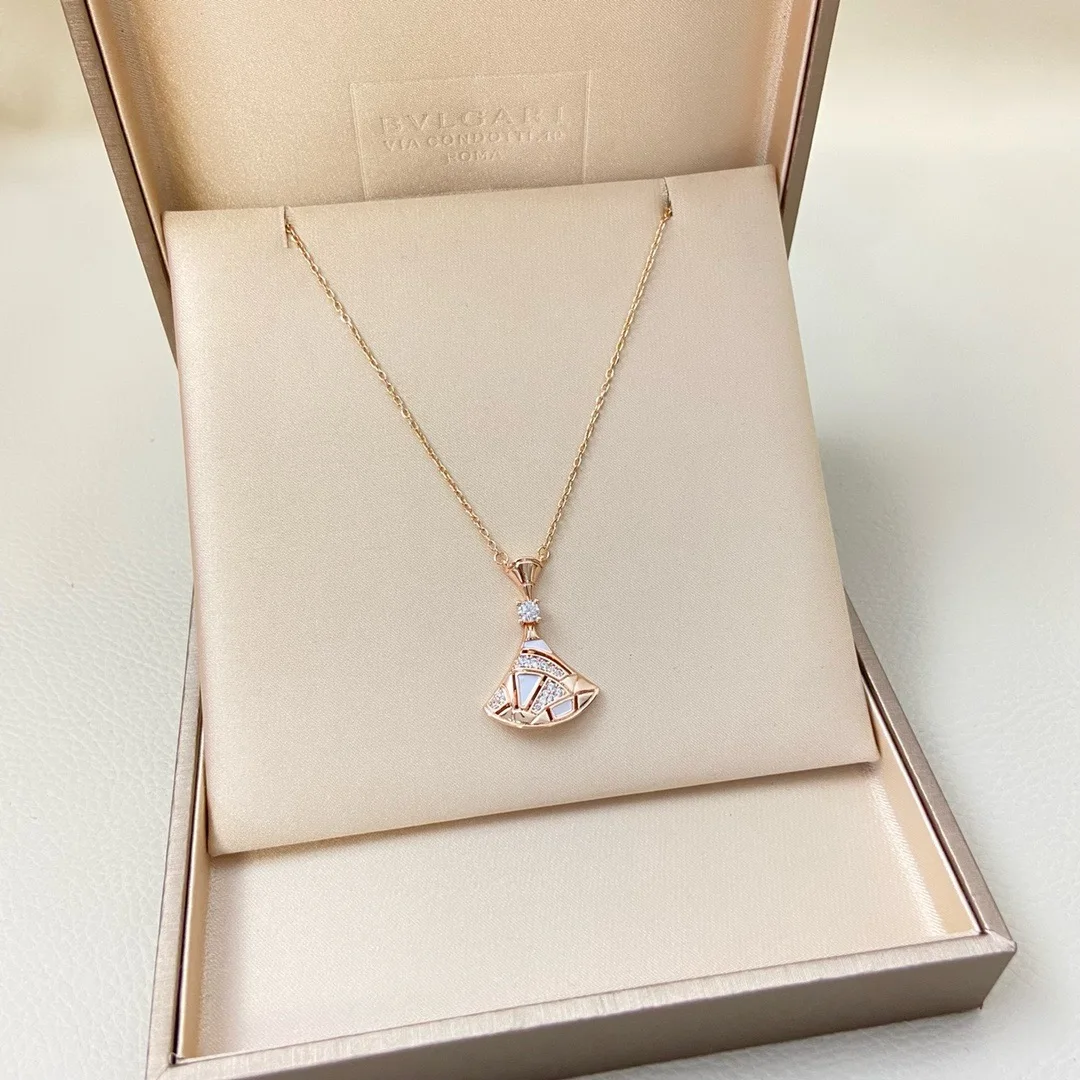 

The 2025 new high-version Baojia diamond-encrusted mother-of-pearl skirt necklace is a fashionable and versatile, light luxury a