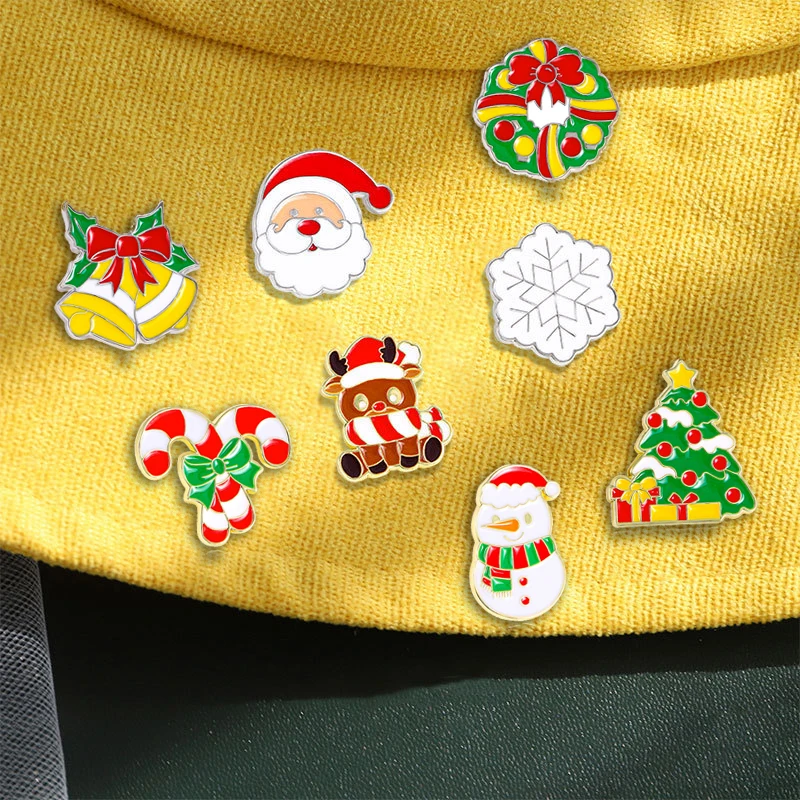 Broche bonito de ciervo de Navidad de dibujos animados, insignia de Metal con copo de nieve, accesorios pequeños de Navidad para niños