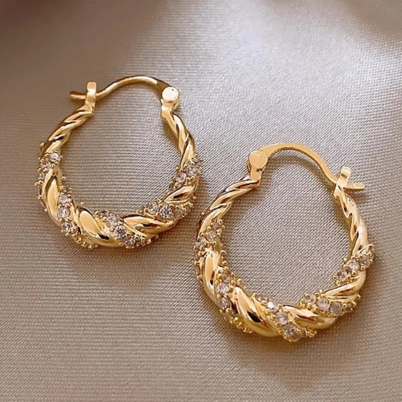 Huitan Ästhetische Damen-Creolen, gedreht, mit glänzendem Zirkonia besetzt, elegant, für Hochzeit, Verlobung, goldfarben, edler Schmuck, Geschenk.