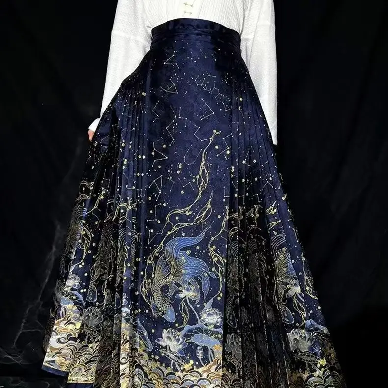 ‌ تنورة وجه حصان هانفو على الطراز الصيني الجديد - تنورة ما ميان من سلالة مينغ مع زي تقليدي مطرز بالذهب للنساء