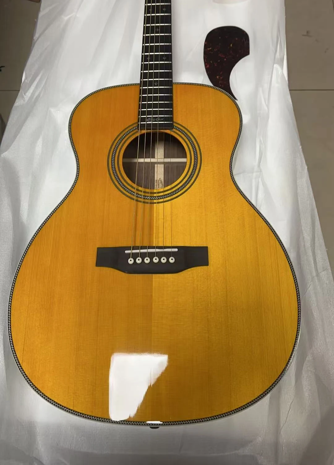 

Высококачественная акустическая гитара модели 000 28 EC, верхняя дека из массива ели, задняя дека и боковые стороны из ламинированного палисандра, гриф из палисандра, 20 ладов.