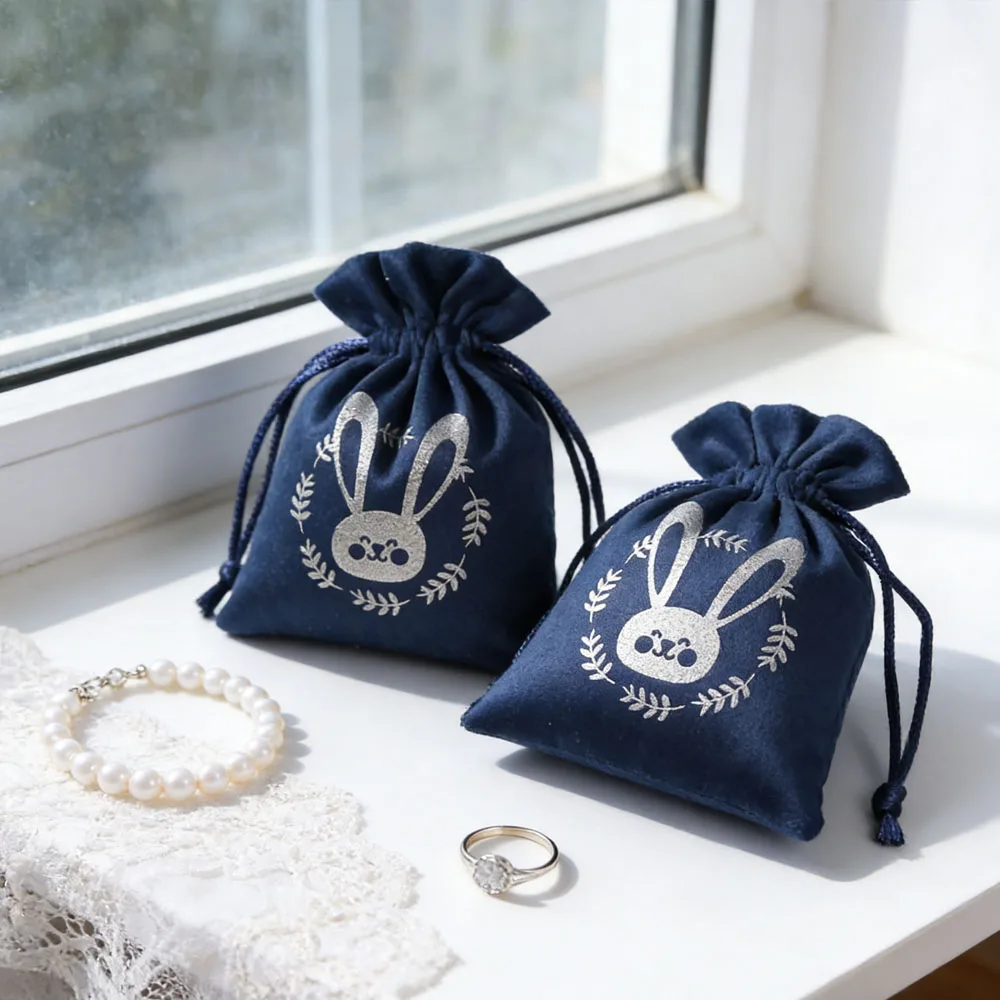 

100Pcs Custom Logo Navy Blue Flannel Jewelry Packaging Pouches Chic Wedding Favors Gift Bag Velvet Drawstring Pouch for Birthday