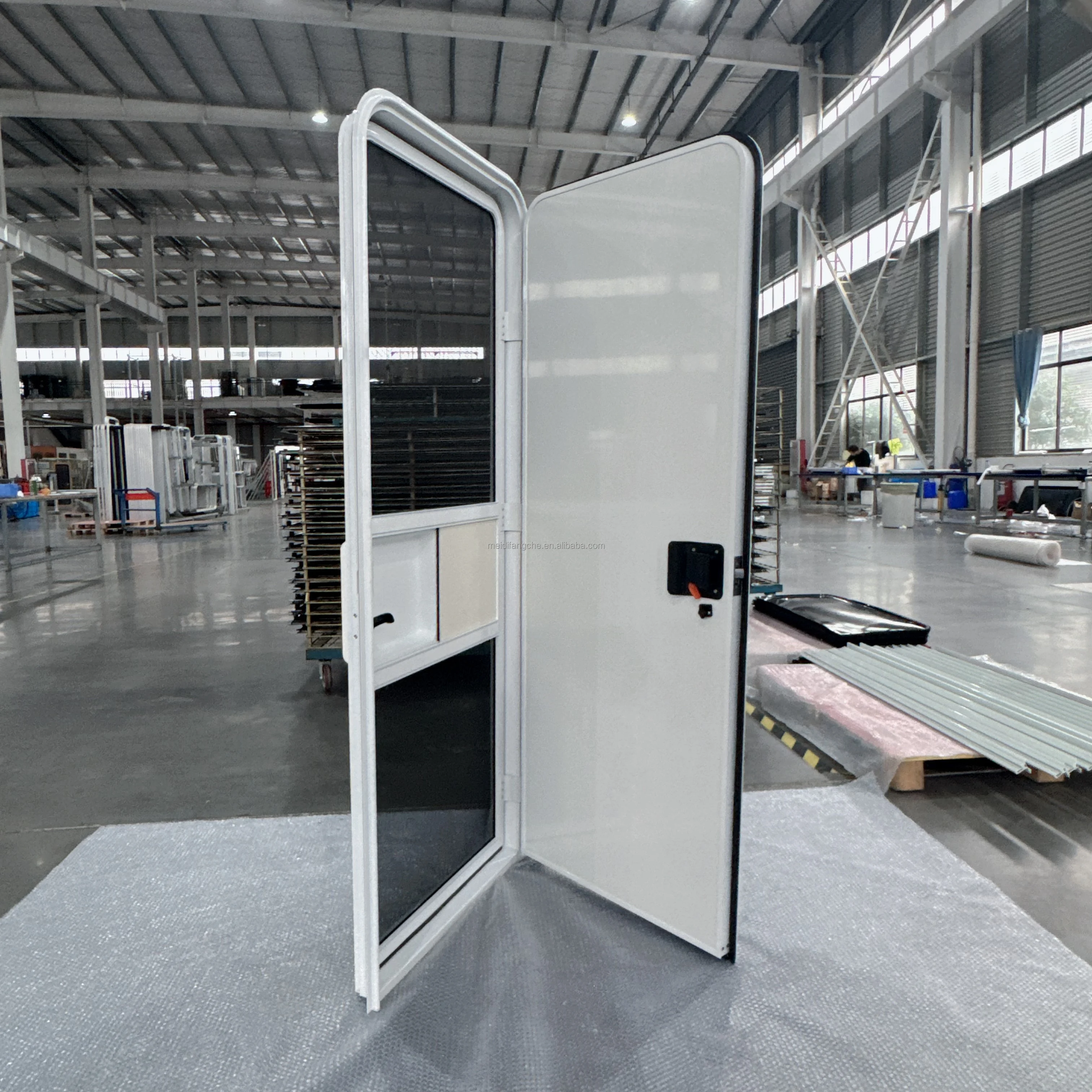 قوي للغاية لوحة ألومنيوم دمعة السفر مقطورة الباب مع شاشة الحشرات للقافلة RV ECE معتمد