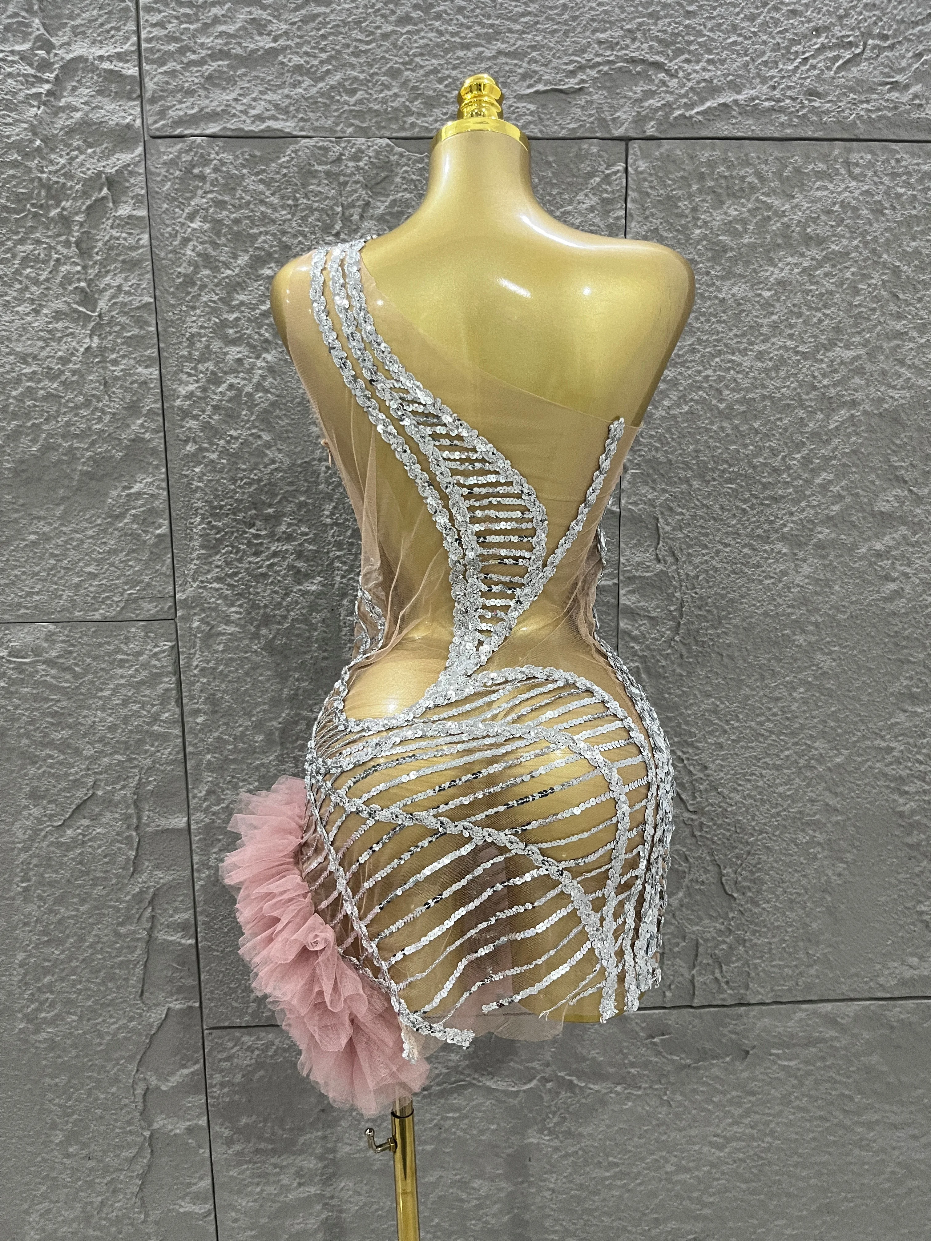 ชุดเดรสปักเลื่อมระยิบระยับแบบเซ็กซี่เปิดไหล่ข้างเดียว ชุดราตรีสำหรับงานปาร์ตี้ ชุดนักร้องนักเต้นสำหรับการแสดงในไนต์คลับ