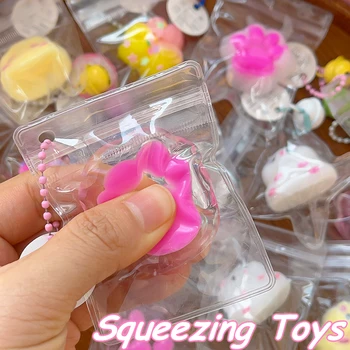 الأطفال إصبع قرصة لعبة دمية TPR سيليكون الهامستر القط مخلب الضغط لعبة السلامة غير سامة على ظهره جرس قلادة قرصة