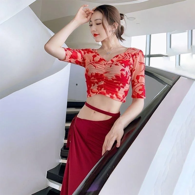 

Новый костюм для восточных танцев 2024 года: летний классический комплект для тренировок, высококачественный, стройнящий, для женщин-инструкторов