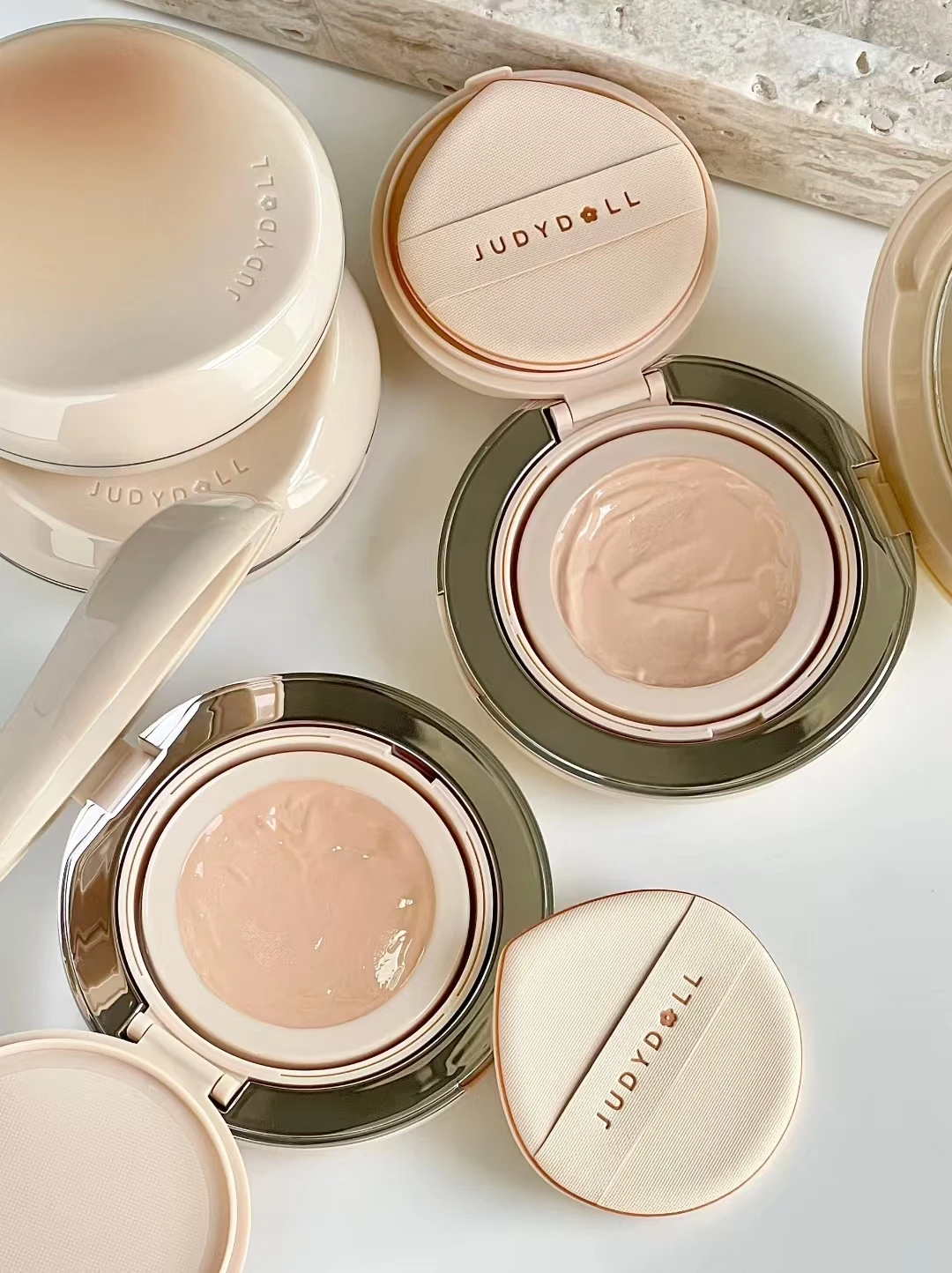 

Judydoll Air Cushion Concealer Lasting Makeup Liquid Foundation Oil Skin Air Cushion Cream Foundation