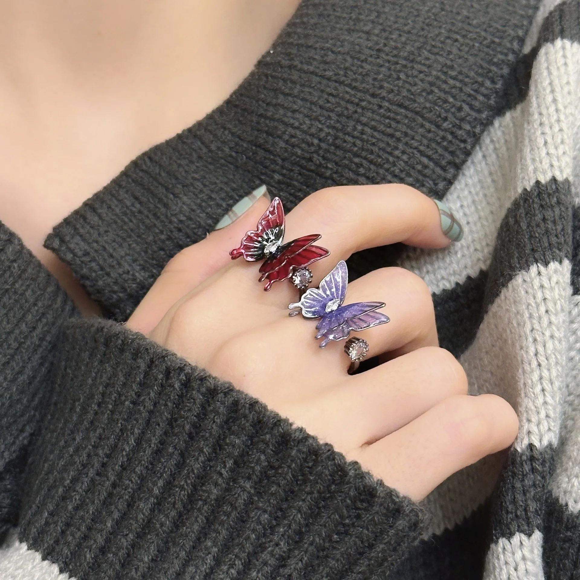 Anillo abierto versátil de lujo ligero para mujer con mariposa colorida a la moda