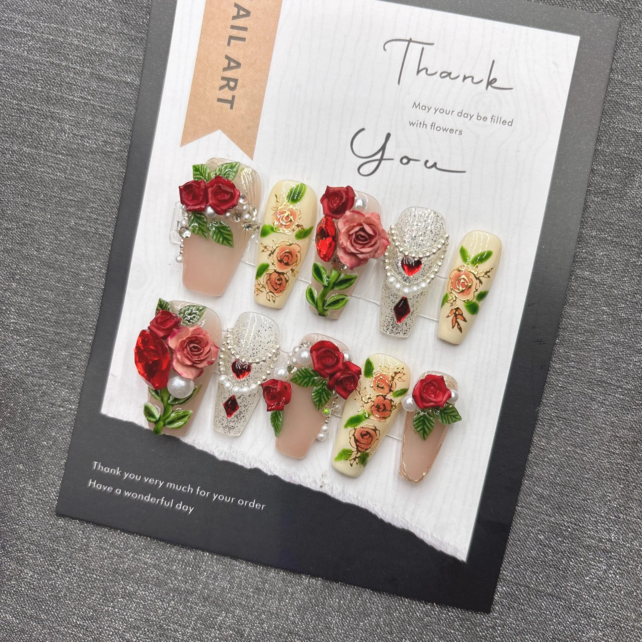 エレガントな花パールプレス爪ラインストーン付き付け爪ウェディングパーティーデートロマンチックなグラマラスアクリルネイル女性用