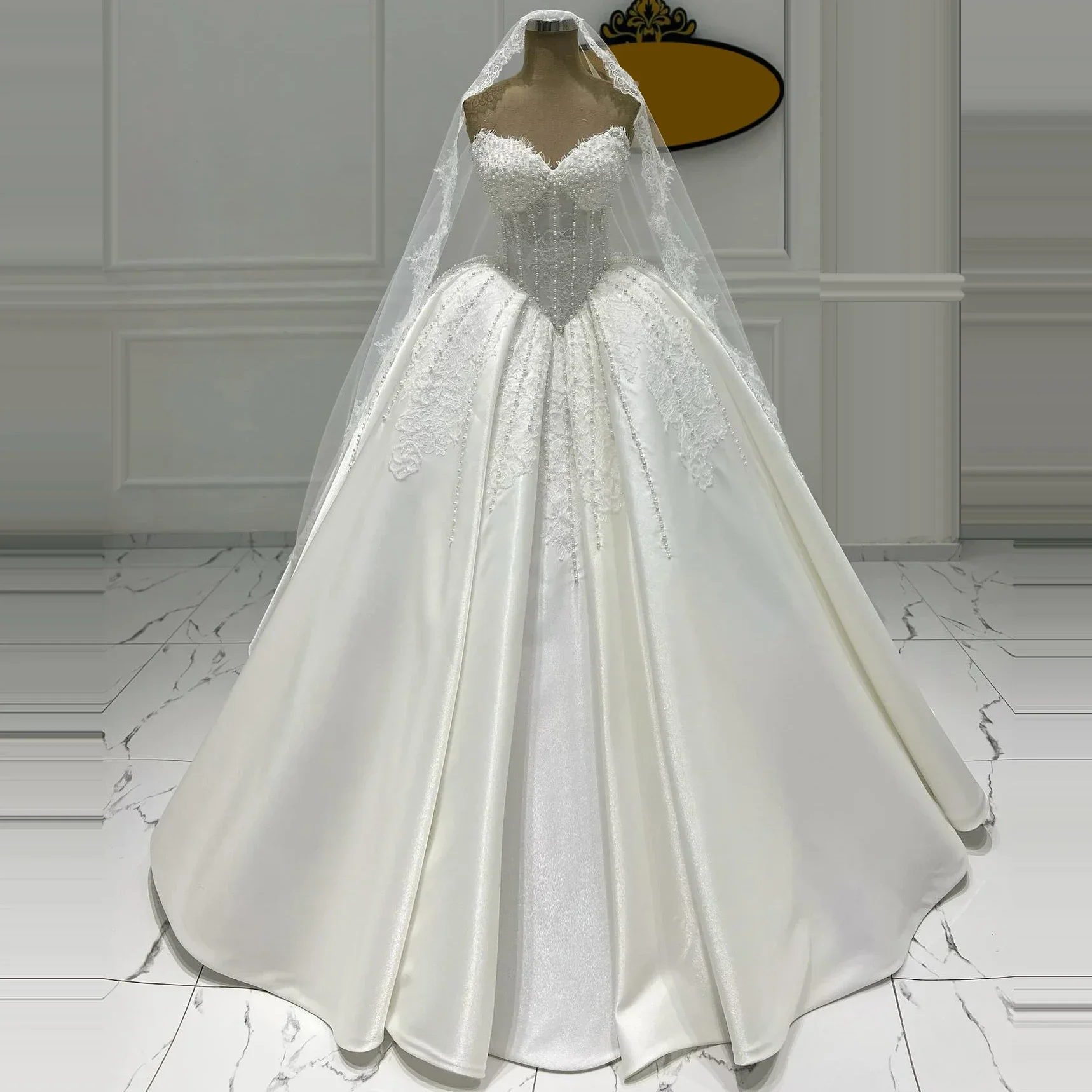 

Luxury Ball Gown Wedding Dress Ivory Satin Lace Sweetheart Bead Pearl Bridal Dress Tight Corset Vest De Novia Customized