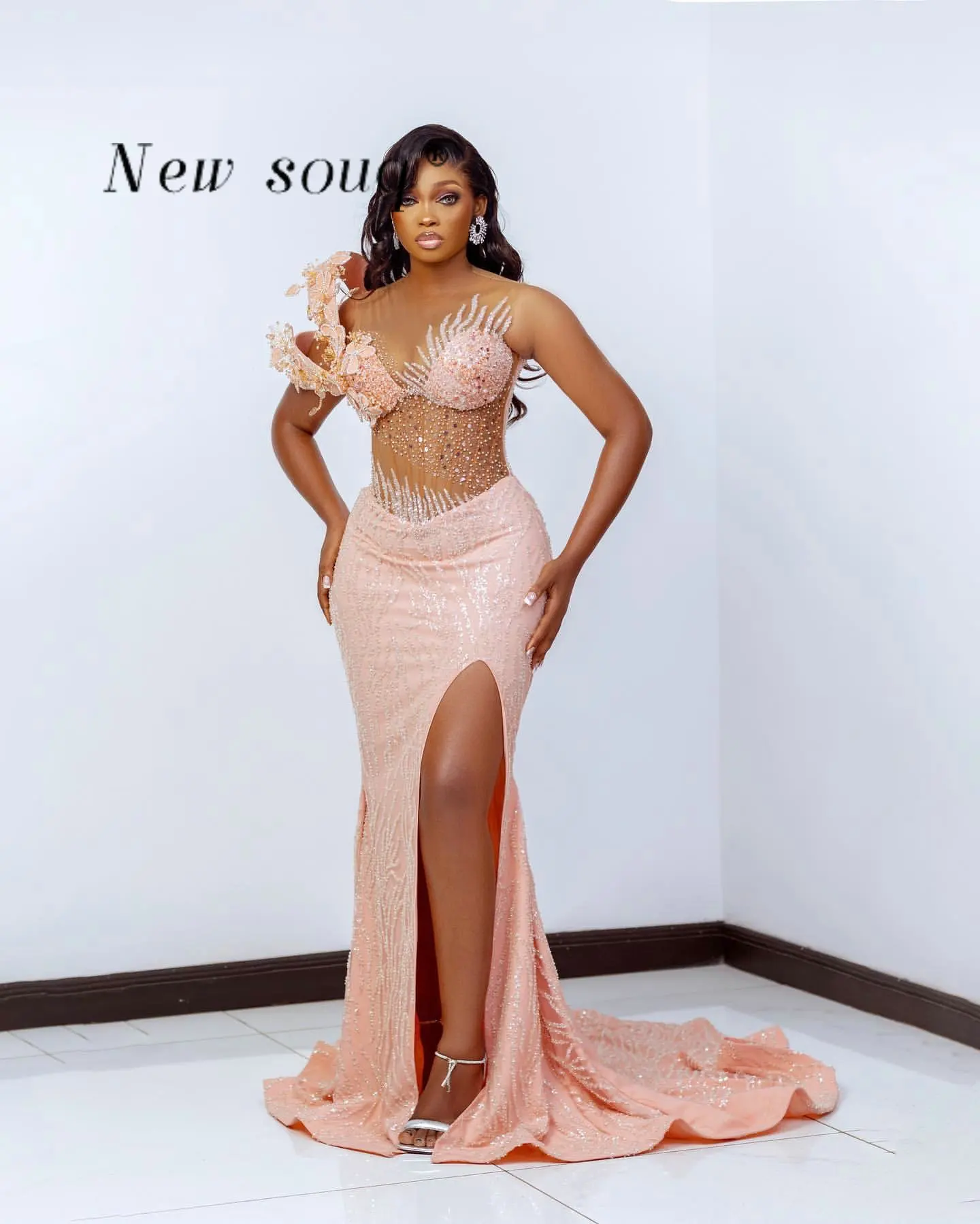 ピンクのセクシーなハイスプリットプロムドレス黒人女の子のためのカスタマイズされたクリスタル花柄コルセットナイジェリア結婚式のイブニングパーティードレス