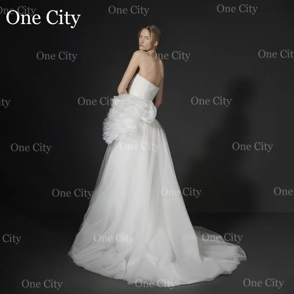 One City – robe de mariée blanche sans bretelles, avec fleurs 3D, en Tulle, robe de bal, ligne a, dos nu, personnalisée, nouvelle collection 2026Une robe de mariée sans bretelles blanche de la ville avec robe de boule