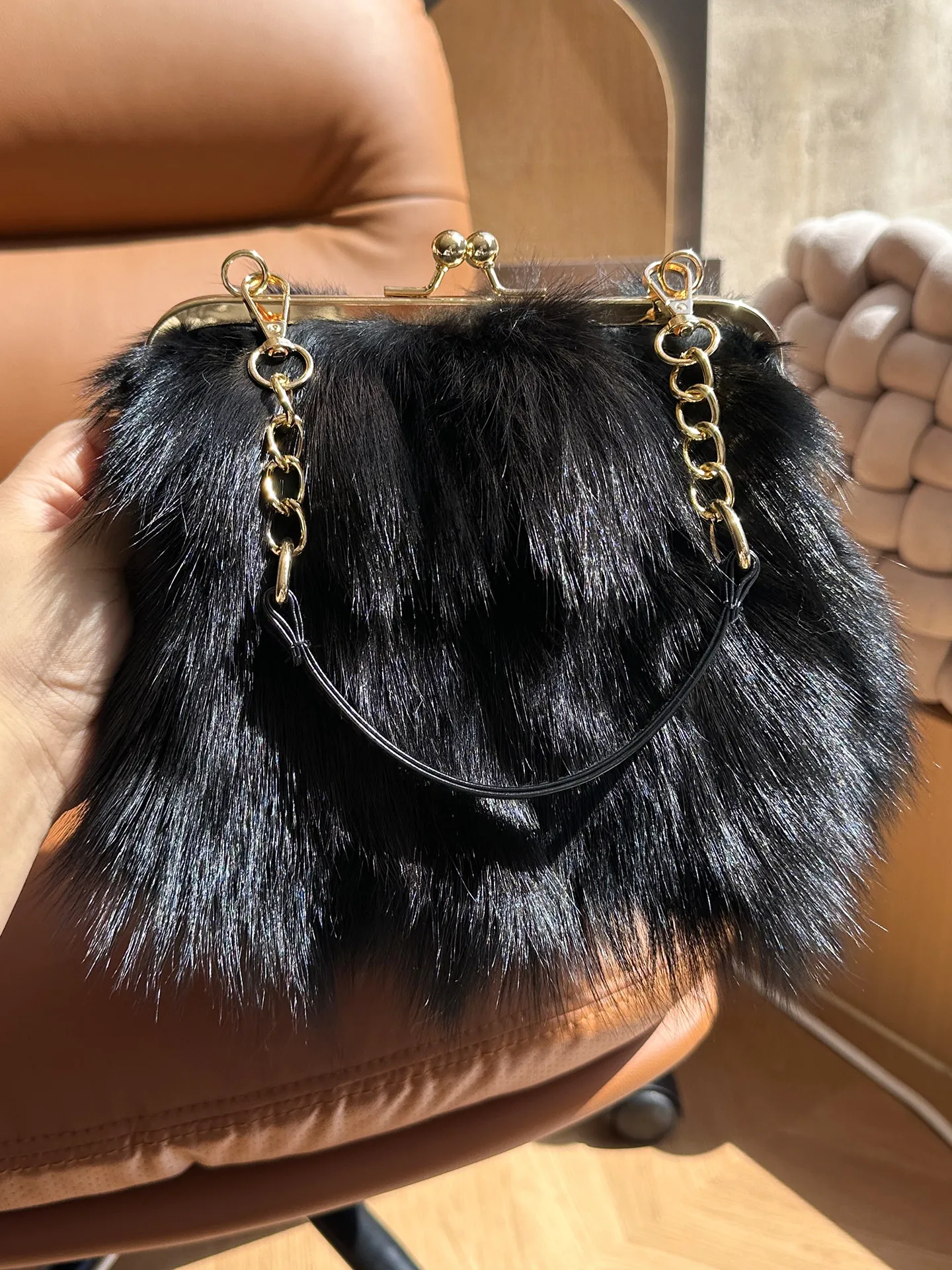 Ladies' Fall Winter Real Fox Fur Handbag Versatile Shoulder Bag Crossbody Bag Plush Chain Handle Ladies' Fashion Accessory