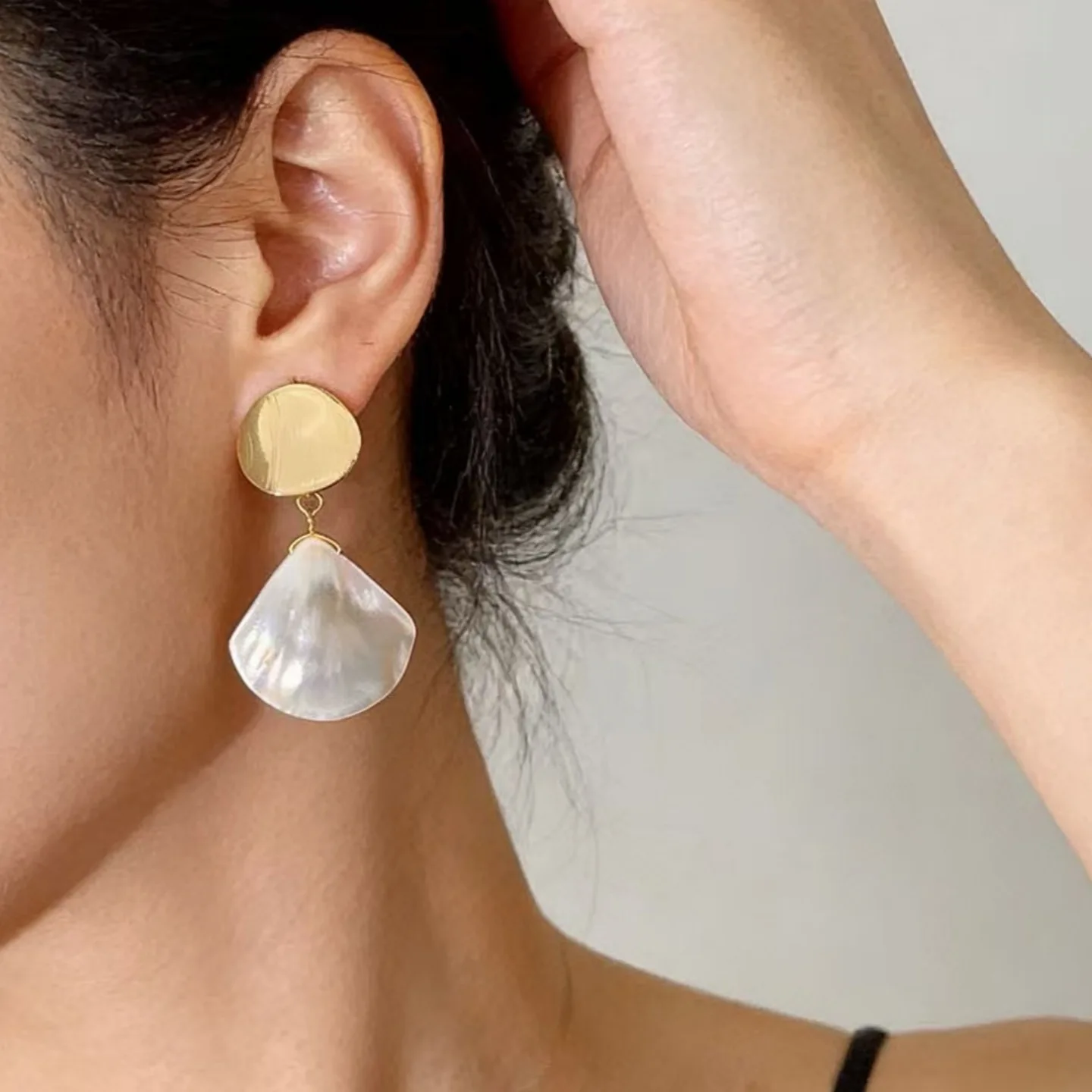 Temperament Fan French Shell Earrings High-end Golden Fritillary Earrings Women's Medieval Retro Niche Design Earrings