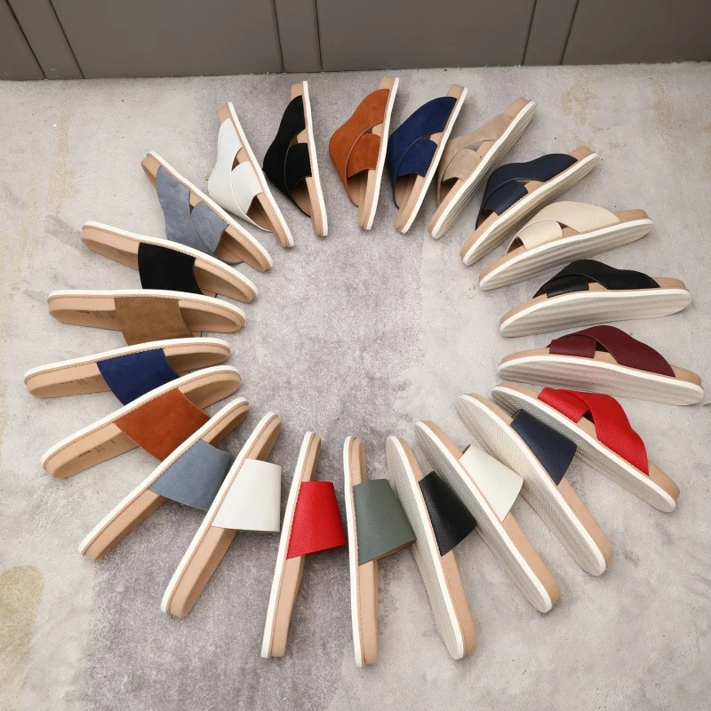 

Мужские повседневные стильные тапочки, импортированные из Италии, из высококачественной матовой коровьей кожи с шелковистым блеском и роскошным дизайном с эффектом водной ряби.