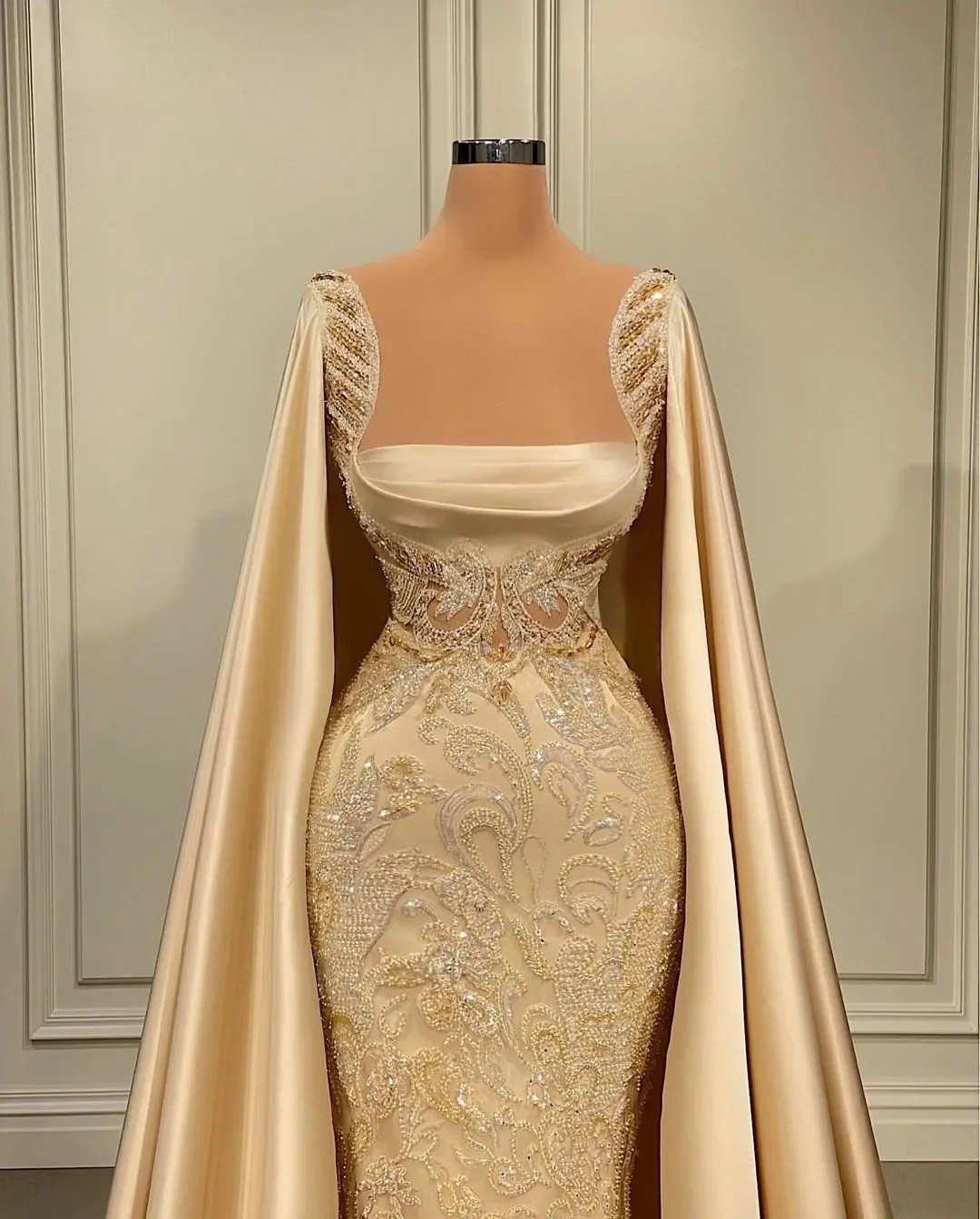 カスタマイズされたゴールドマーメイドイブニングドレスノースリーブケープサテンレースフリルスパンコールアップリケ刺繍セレブウエディングドレス
