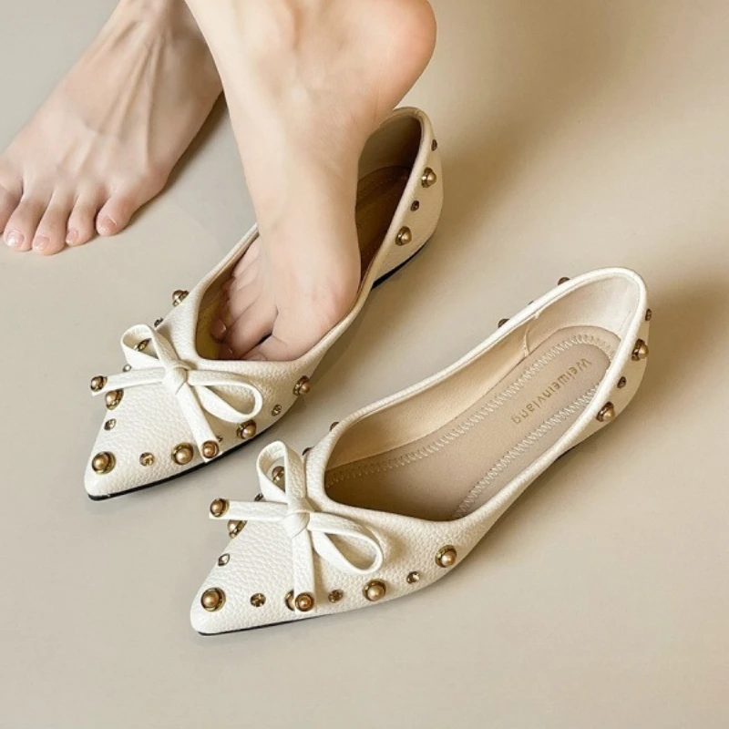 

Модные балетки с заклепками и бантом, женские удобные туфли из мягкой кожи на плоской подошве с острым носком, офисные лоферы Мэри Джейн