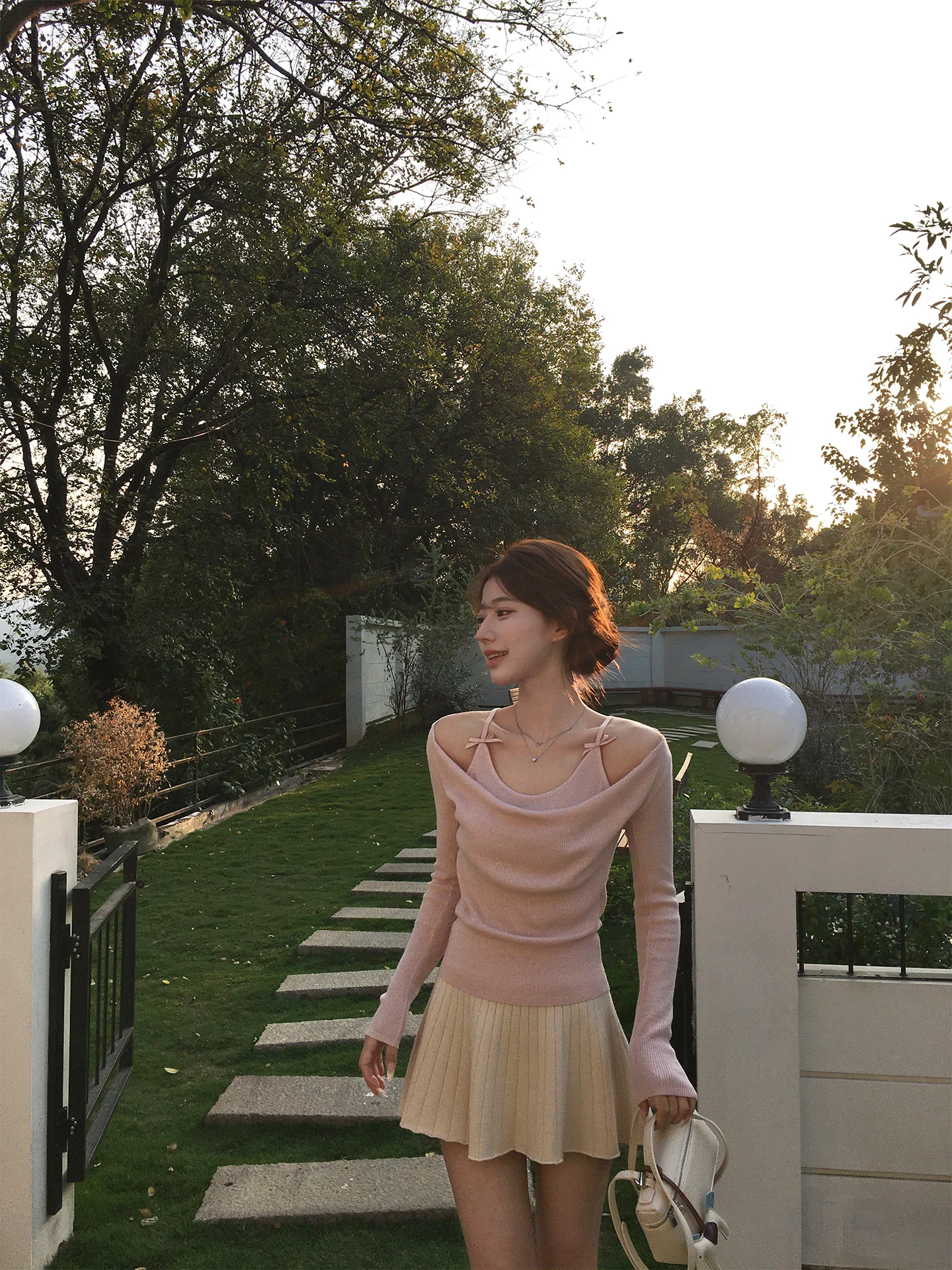 

Розовый облегающий трикотажный топ с открытыми плечами для женщин, новинка весенней коллекции, уникальный красивый корейский топ с длинными рукавами и декоративным узлом