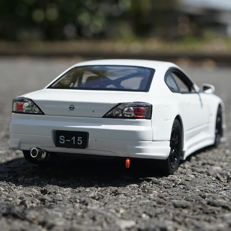 Welly 1/24 Nissan Silvia S15 Alloy Sports Car Model Diecast Metal Toy Racing Car Model High Simulation Collection Childrens Gift