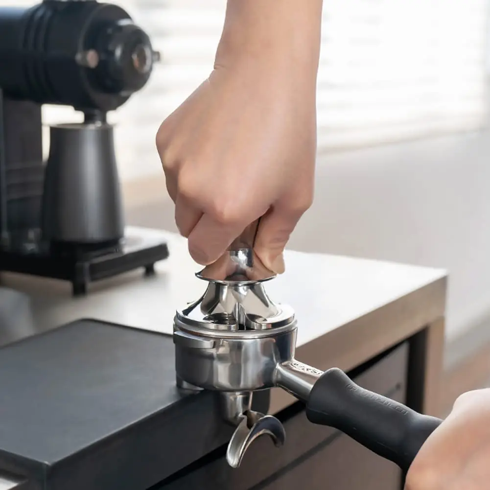 58mm 에스프레소 탬퍼, 프리미엄 바리스타 커피 탬퍼, 캘리브레이션된 스프링 장착, 100% 스테인리스 스틸 베이스 커피 탬퍼