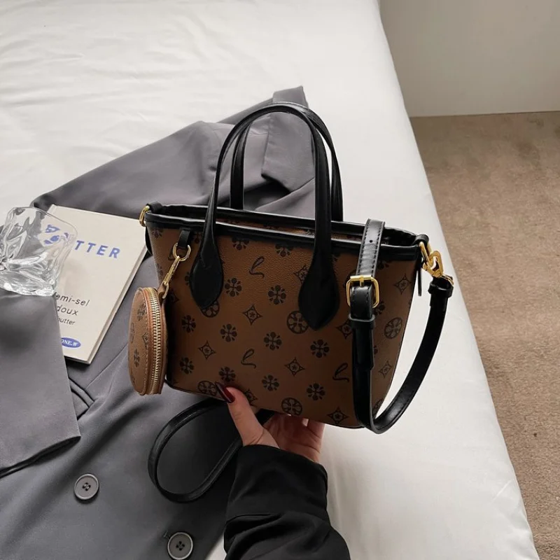 

Spacious Messenger Bag In Soft Leather For Ladies Designed By Famous Luxury Brand With Classic Elegant Charm