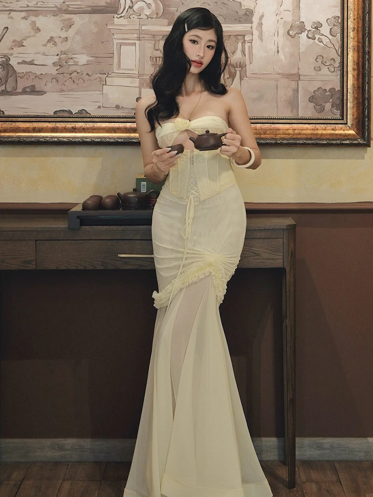 แม็กซี่เดรสสีเหลืองอ่อนเกาะอก VC Enchanting พร้อมเสื้อท่อนบนรัดตัวและรายละเอียดคัตเอาท์สําหรับงานกาล่าฤดูร้อน