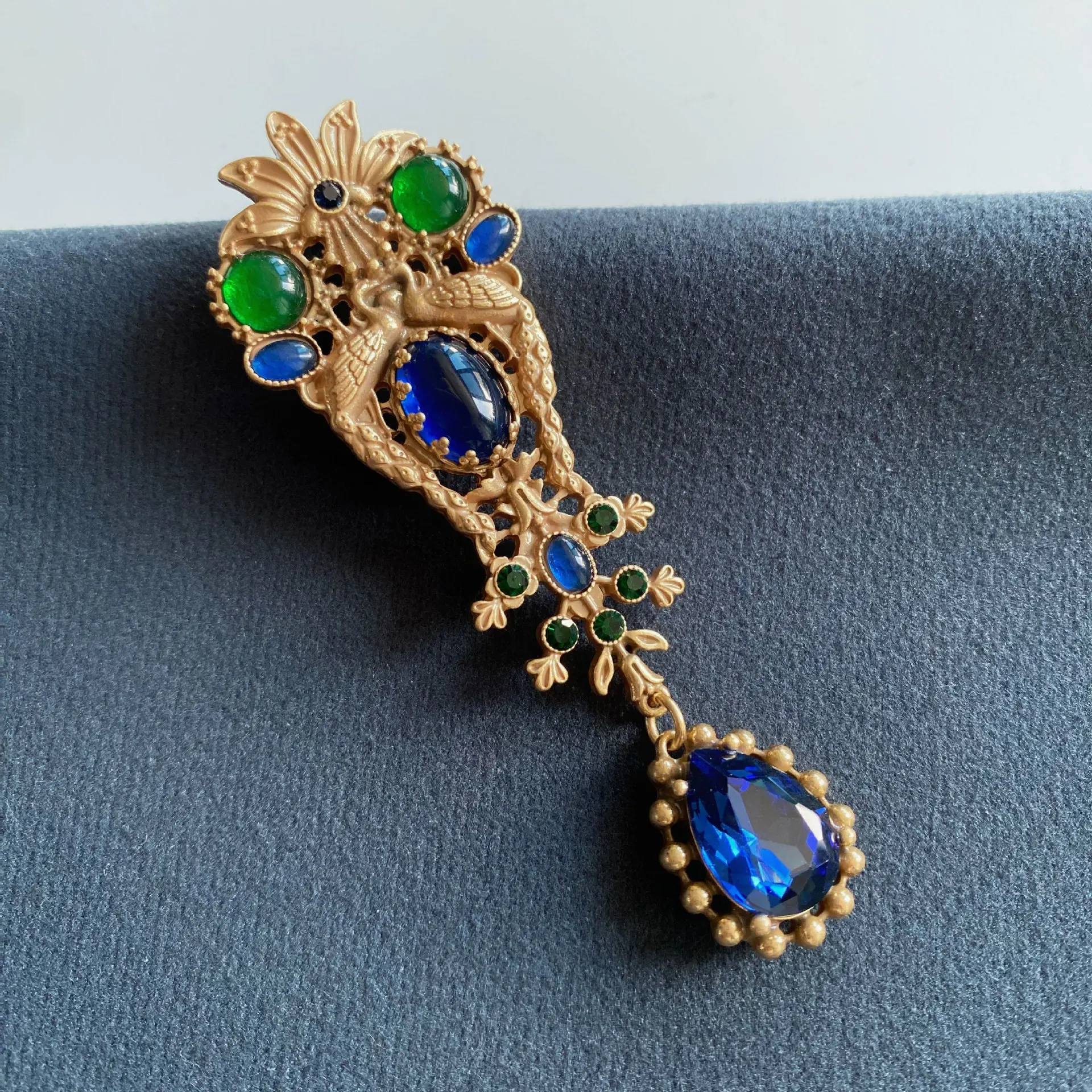 

Luxury Vintage Brooch, Versatile Retro Court Copper with Gold-plated Sweater Coat Brooch pin