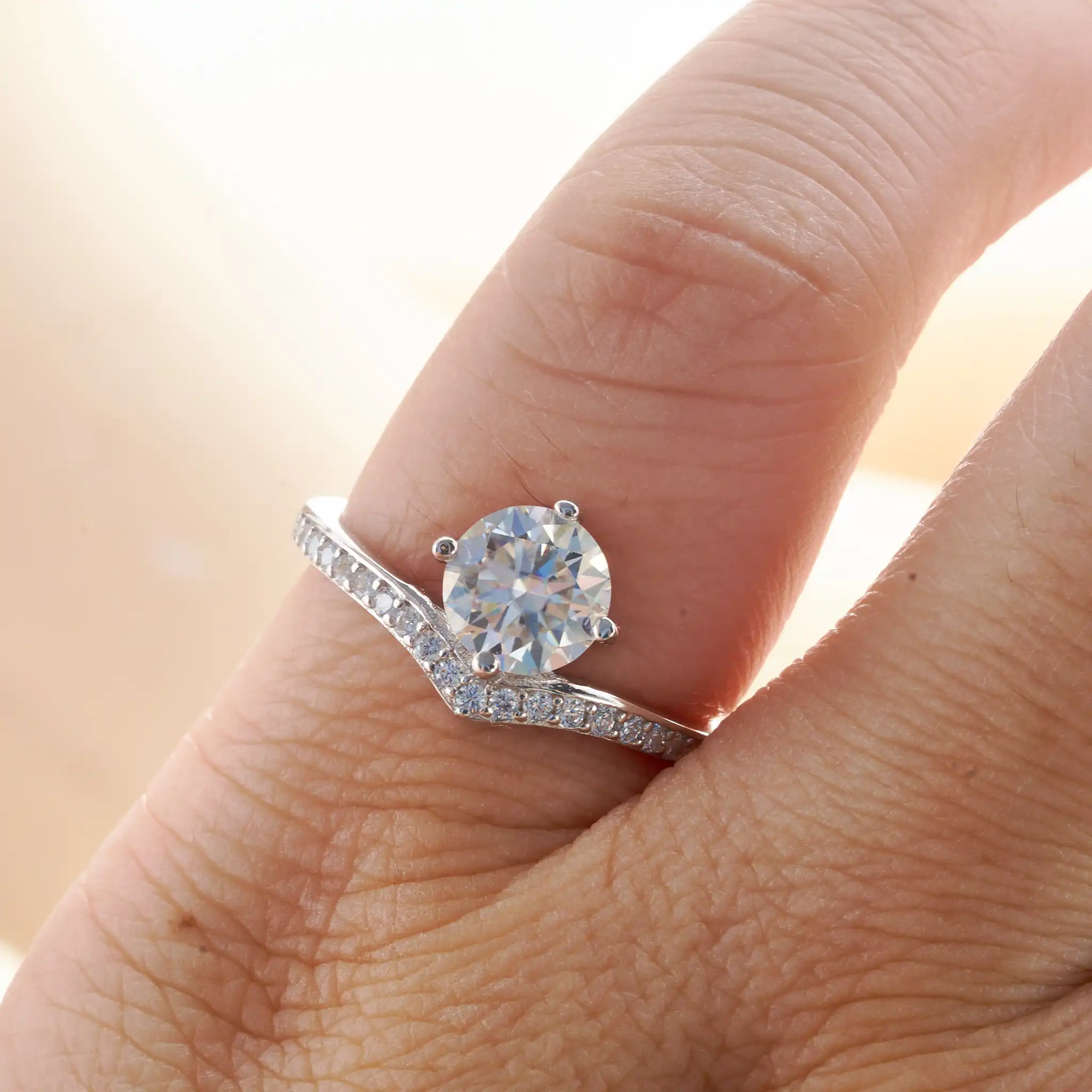 JH Echter 1 Karat Moissanit Ehering für Damen, 925 Sterling Silber, runder Brillant, Labor-Diamant Verlobungsring, Geschenk für Dates – Detail 5