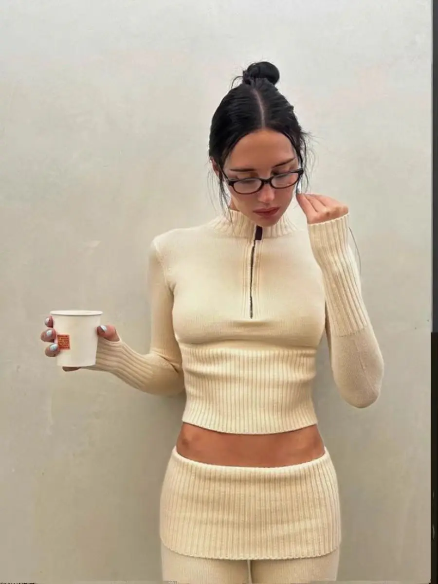 Suéter de punto beige Frankie con cuello medio alto y cremallera, minimalista y cómodo para mujer