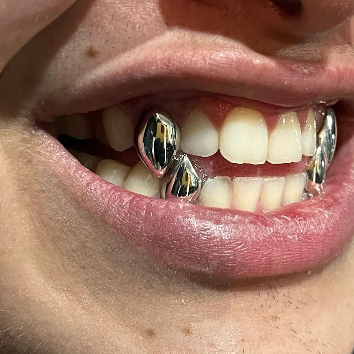 TOPGRILLZ Glänzende Vampirzähne Grillz Hip Hop 14K vergoldete Einzelzahnkappen Zahngrills Halloween Cosplay Schmuck – Detail 3