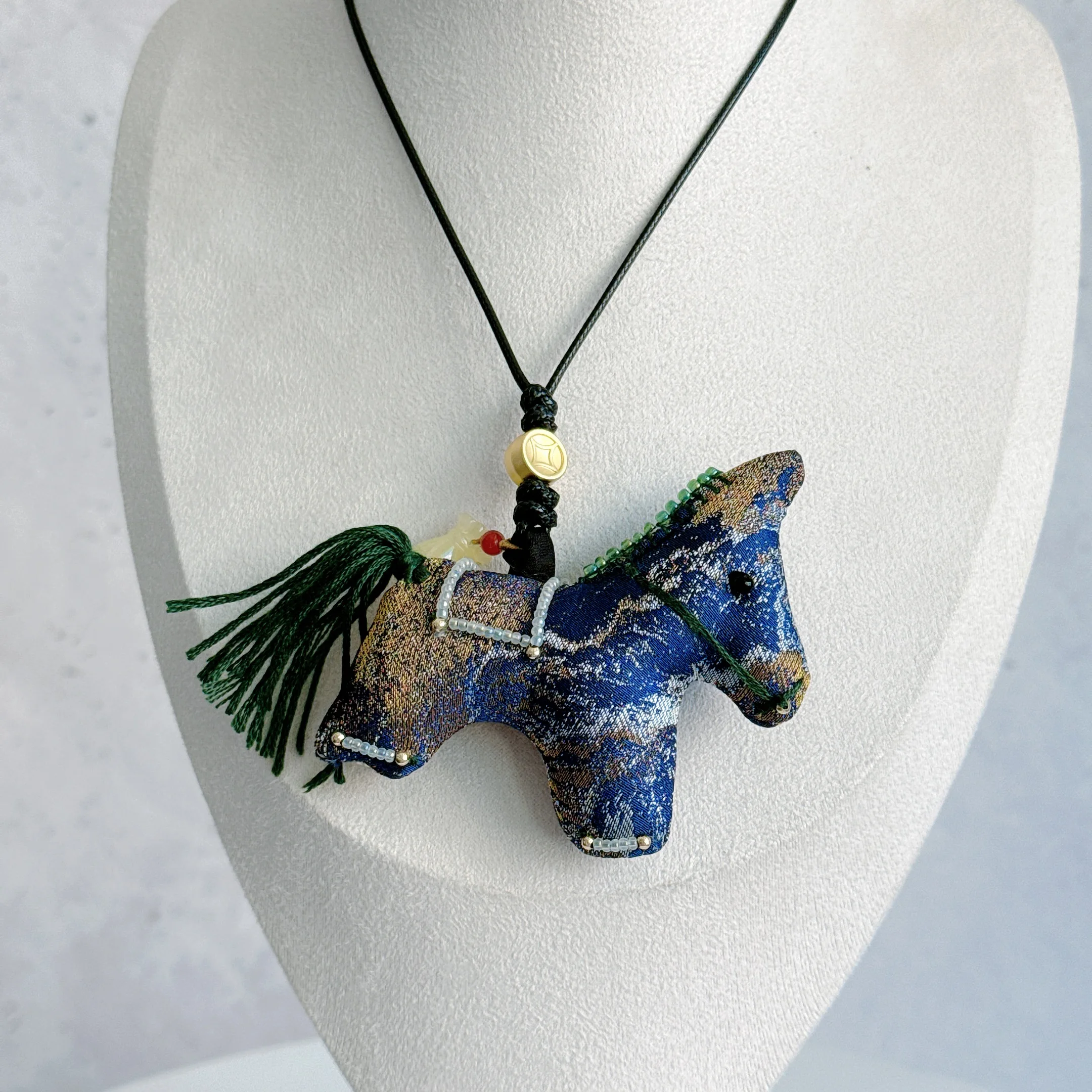 المهر قلادة الحرفية والإبداع الصينية التطريز النسيج أغنية الديباج قلادة رائعة زخارف الحصان على الملابس