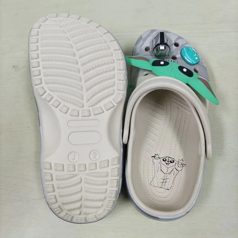 صنادل Yoda Baby Hole Kawaii Eva Anime متوفرة في المخزون شباشب صيفية للبالغين والأطفال هدية أحذية الشاطئ المنزلية