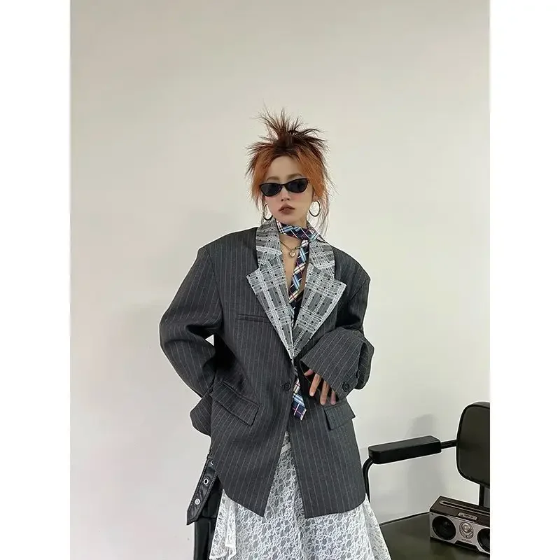 بدلة خريف جديدة لخريف 2025 ذات ياقة من الدانتيل بتصميم عالي سترة غير رسمية مخططة باللون الرمادي للنساء