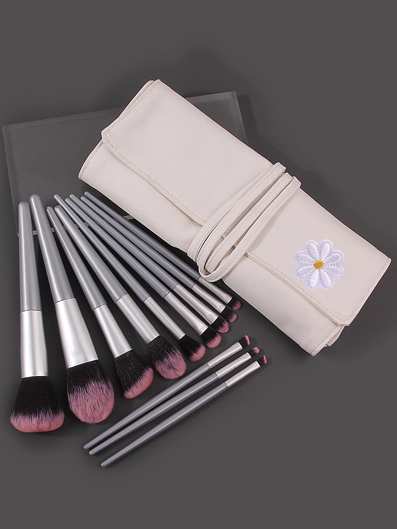 Ensemble de pinceaux de maquillage professionnels: 12 pinceaux à blush en poudre à poils souples, pinceaux pour fard à paupières, pinceaux de beauté portables + 1 sac de rangement