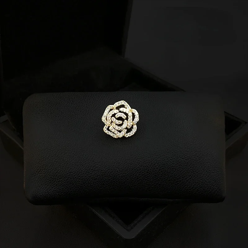 

Mini Exquisite Camellia Brooch Cute Flower Collar Pin High-End Suit Women's Accessories Anti-Exposure Fixed Clothes Jewelry Pins
