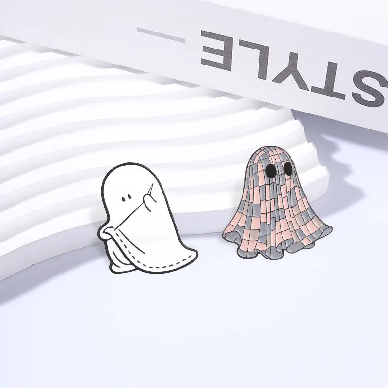 Cute and fun ghost metal badge cartoon Halloween peripheral brooch backpack hat decoration small accessories