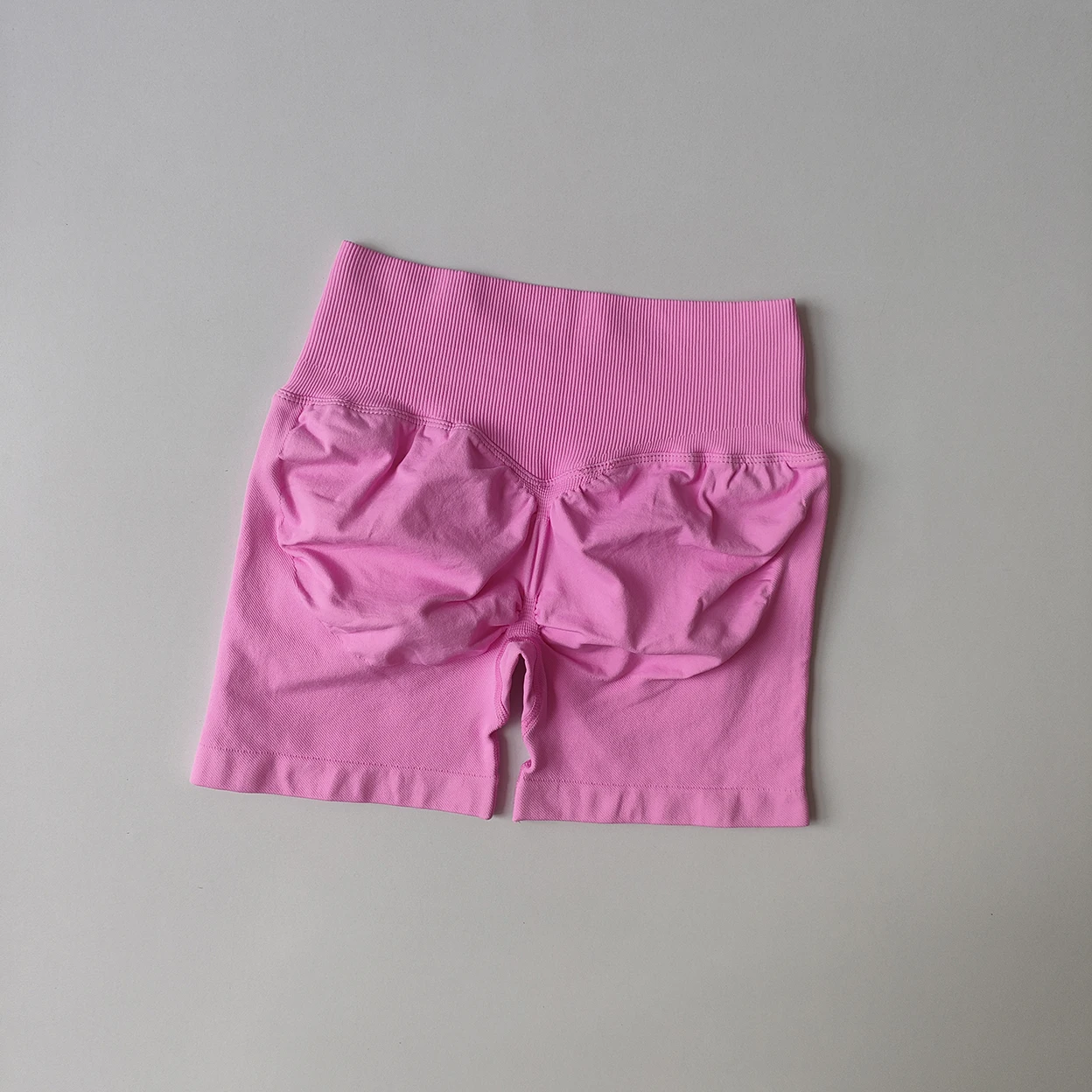 Damen Yoga-Shorts mit Vorderkreuz-Taille, dreiteilig, Hüftstraffend, Schnelltrocknend, Eng Anliegende Sportshorts für Training, Laufen und Fitness – Detail 6