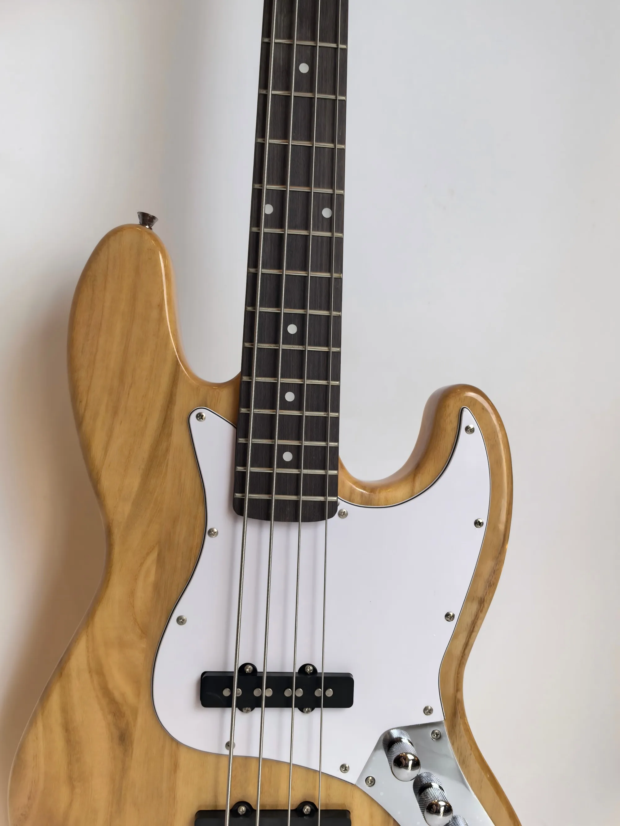 In stock, single pickup, 4 string Sycamore bass, factory direct, can be customized, order can be shipped. Maple electric guitar.