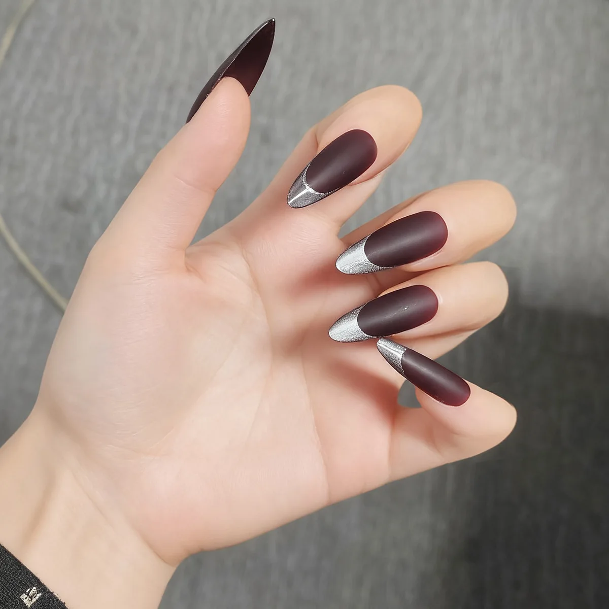 브라운 롱 아몬드 가짜 손톱 30개 실버 프렌치 프레스 온 네일 가을 글로시/프로스트 착용 가능한 가짜 손톱 매력적인 네일 아트