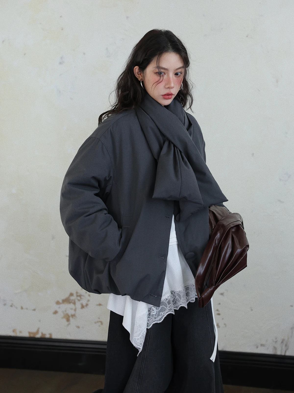 

Женская зимняя куртка-пуховик ay 90 с драпированным шарфом, высококачественная, теплая, утолщенная, стандартной длины