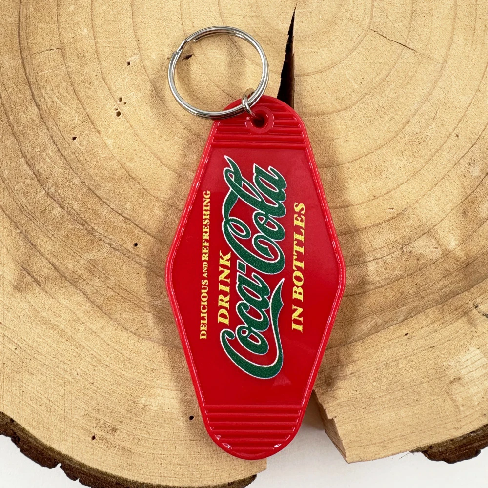 الأحمر الرجعية الأمريكية شرب الكولا في زجاجات 1886 المفاتيح الصودا موتيل حلقة رئيسية العلامة التجارية الإبداعية حقيبة قلادة الديكور