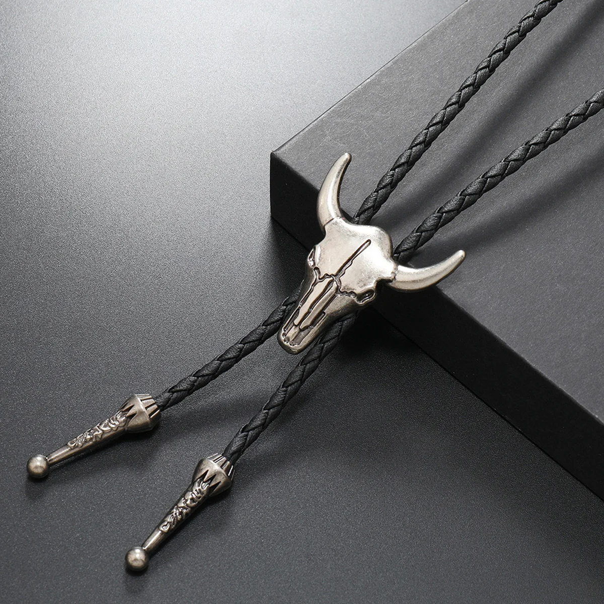 Sue Che Men's Retro Bolo Tie Fashion Accessory with Skull Cow Head Design Trendy Accessory
