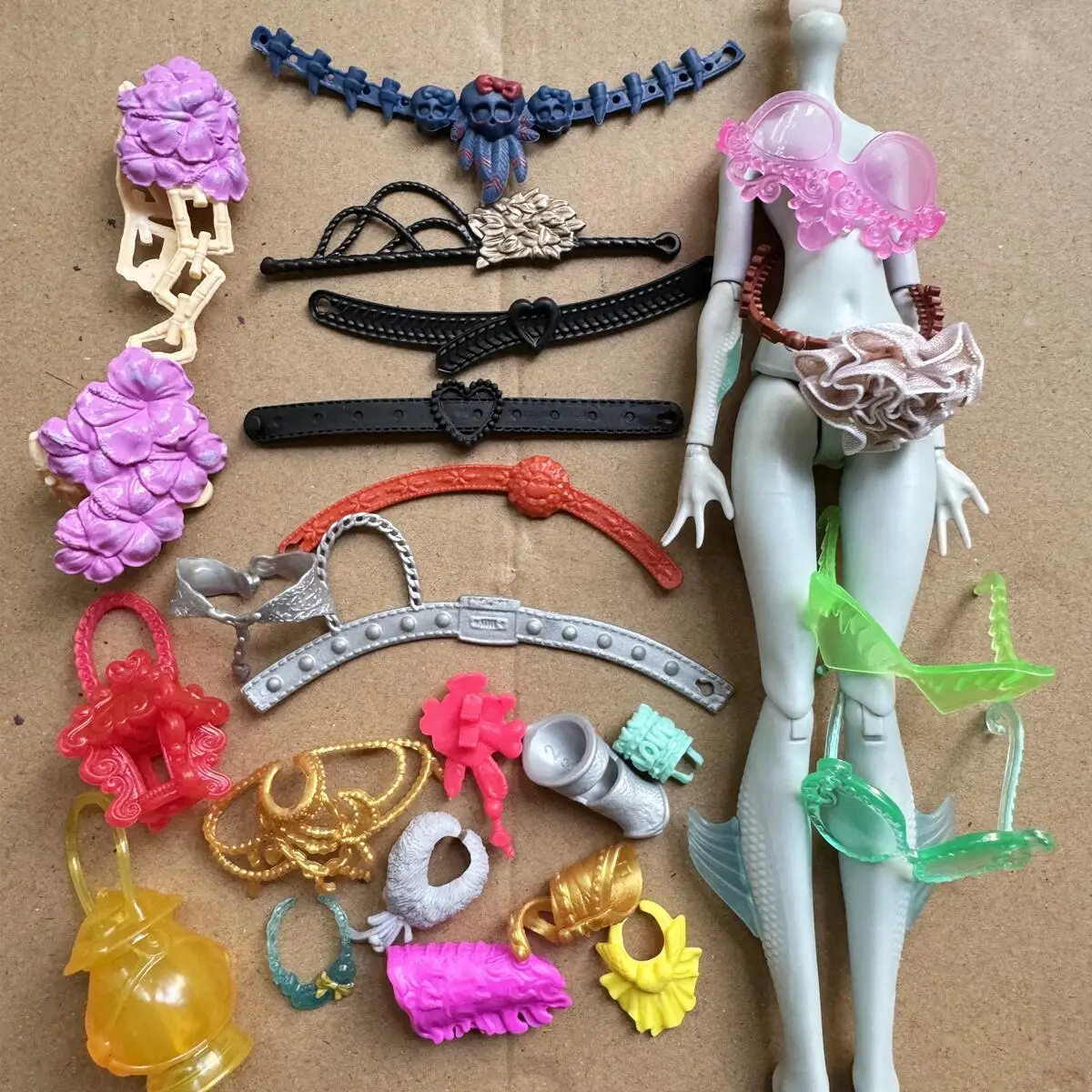 Acessórios originais de boneca monstro, cintos, faixa de cabelo, pulseiras, colar, lanterna