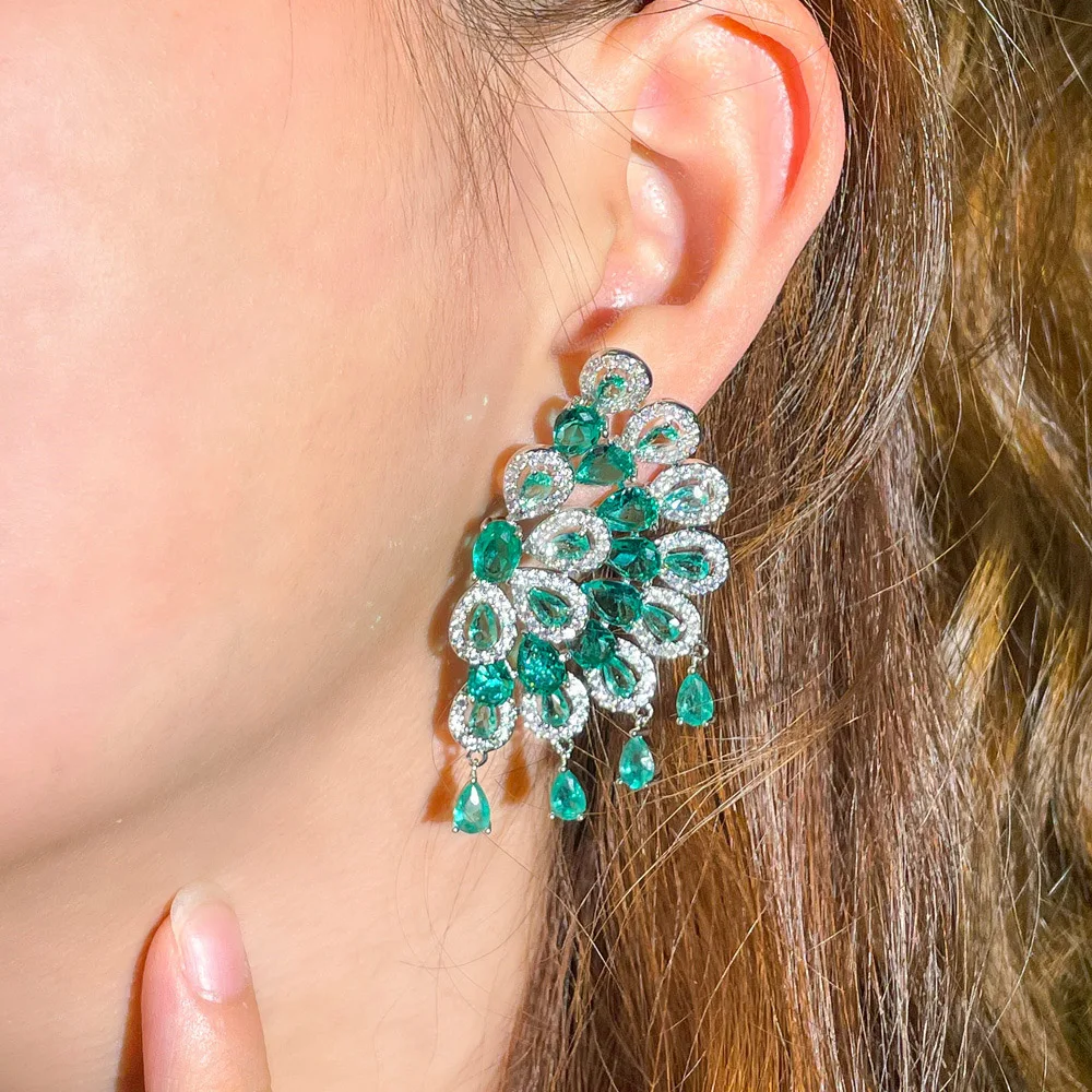 CWWZircons Luxuriöser, klobiger Pfauenfeder-Ohrring mit grünen Zirkonia-Steinen und großen Fransen für Damen, geeignet für Hochzeiten und Partys, Schmuck im Großhandel E0750 – Detail 3