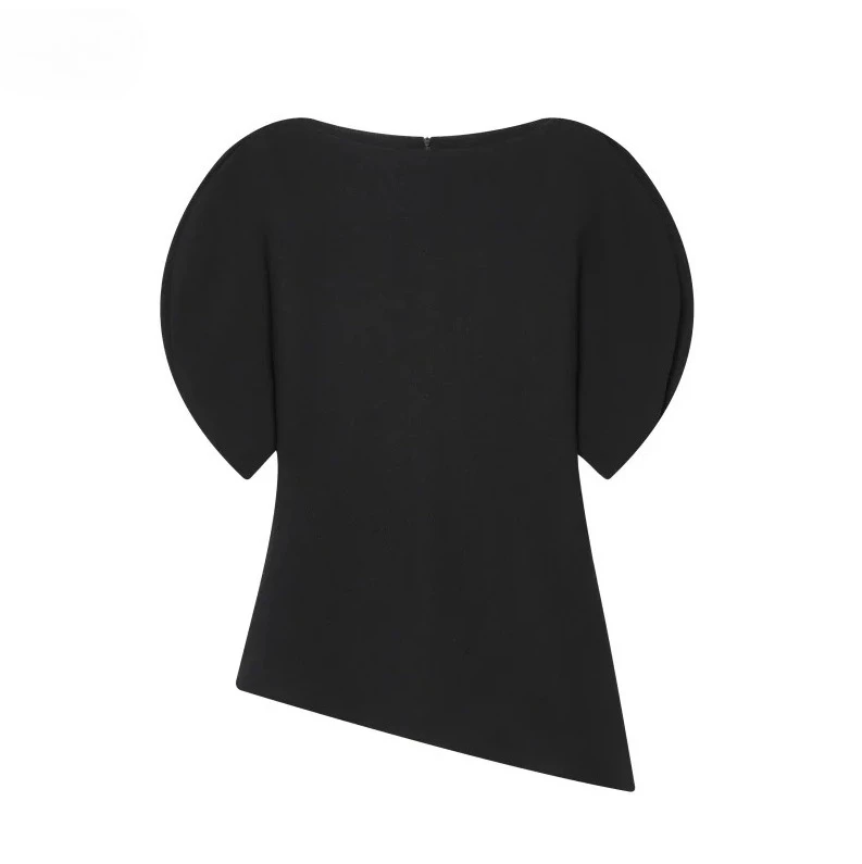 

Женский топ в дворцовом стиле 2026 — блузка с короткими рукавами и асимметричным подолом, отделкой талии и круглым вырезом