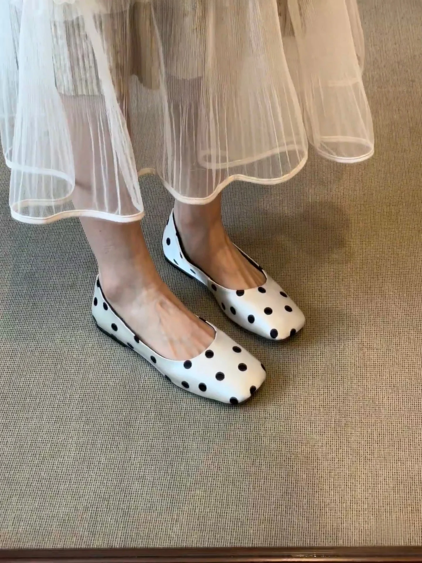 lin-xiaohuo-black-white-polka-dot-ballet-flats-women's-flat-minimalist-beautiful-mary-janes-shoes-fashionable-slip-on-sneakers