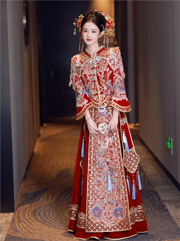 New Chinese-style wedding dress for brides featuring a phoenix crown and red veil